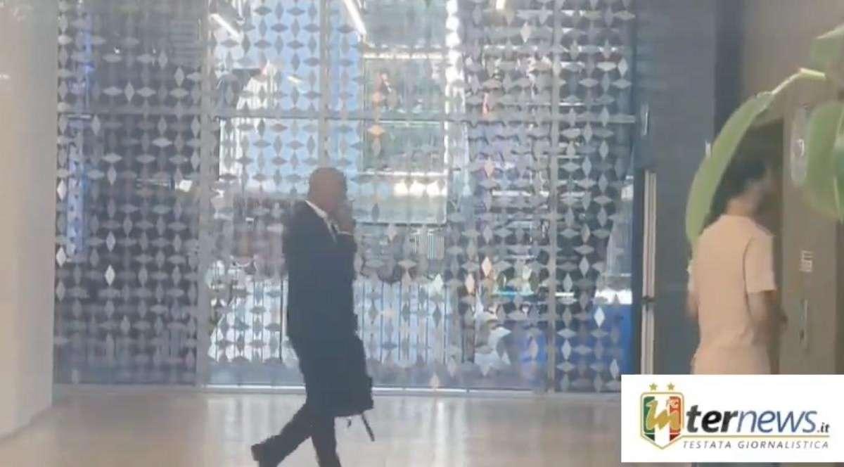 VIDEO - Inter, l'agente di J. Martinez in sede per le firme. Il portiere spagnolo tra poco in Viale della Liberazione