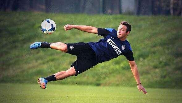 FOTO - Olsen, acrobazia in allenamento: "Volo alto"