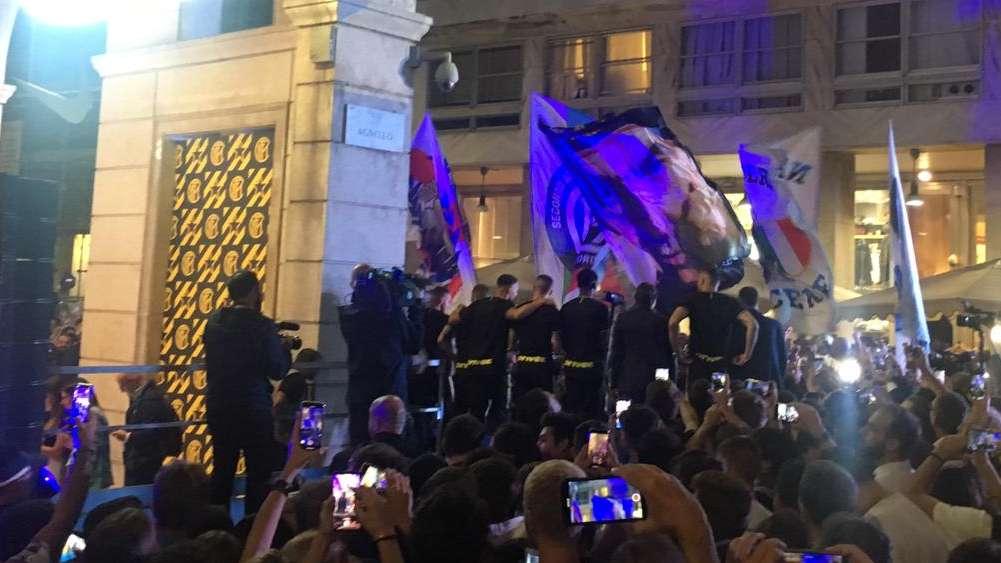 Tifosi in delirio per la nuova Inter. Handanovic: "Grazie per il sostegno, ci avete spinto in Champions League"