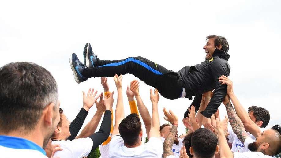 Antonio Conte re della festa ad Appiano: il mister portato in trionfo dalla squadra
