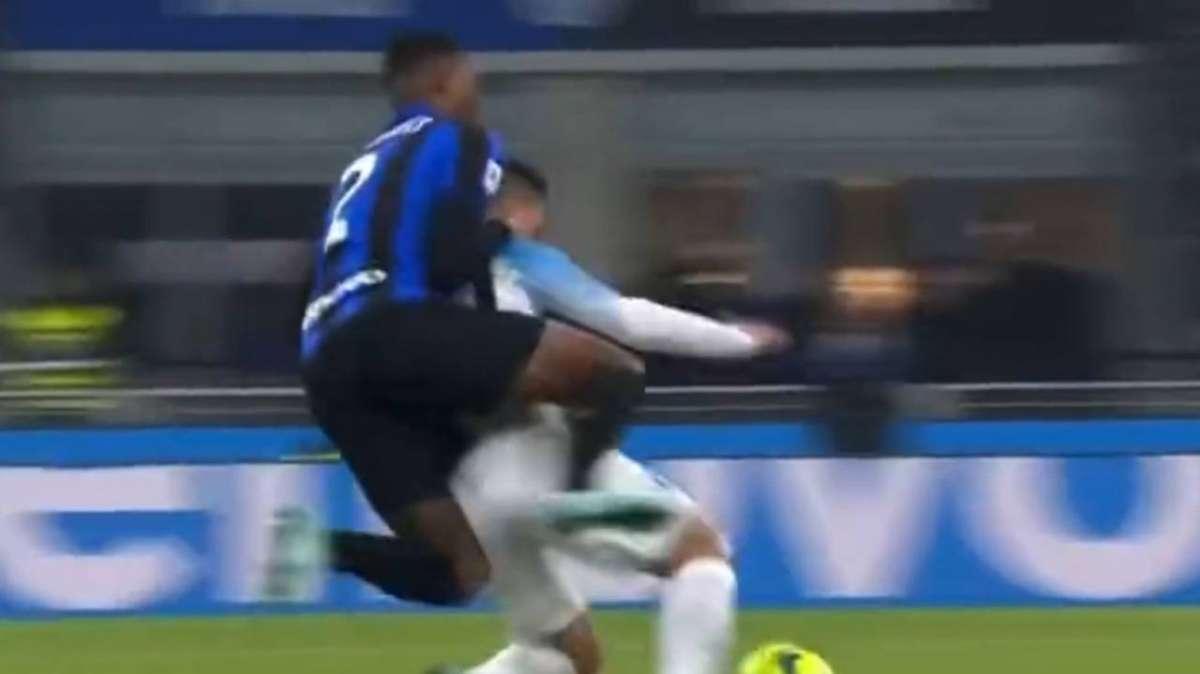 VIDEO - Dumfries stende Raspadori a centrocampo: l'Inter celebra il placcaggio sui social
