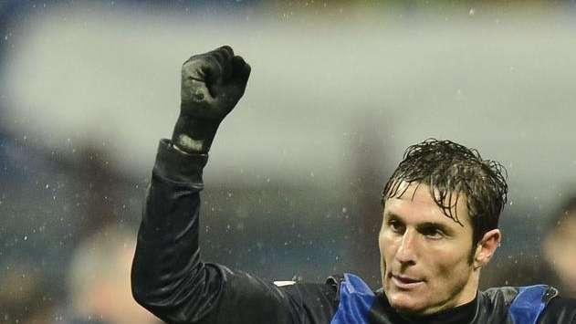 Zanetti, la fuga da urlo: San Siro in piedi e gli canta...