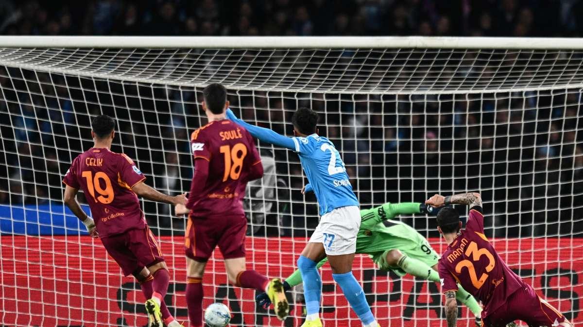 Il Napoli frena, Santos lo salva nel finale. Con la Roma finisce 2-2: Conte a -11 da Chivu