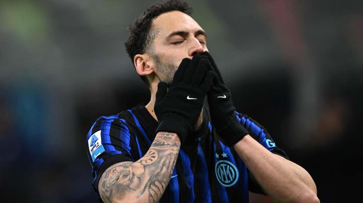 Sky - Inter al lavoro, tutti in gruppo tranne Lautaro. Calhanoglu punta la convocazione contro il Genoa