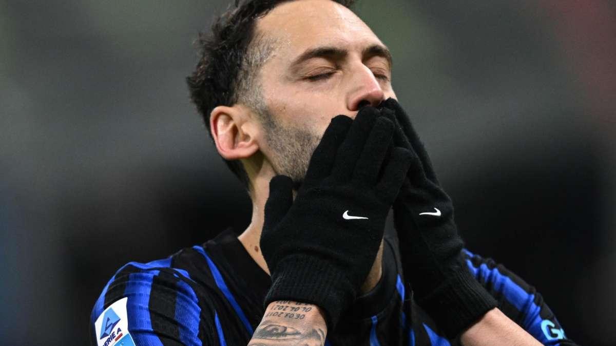 Calhanoglu, destino ancora da definire. Ma l'Inter ha le idee chiare per lui così come per Stankovic