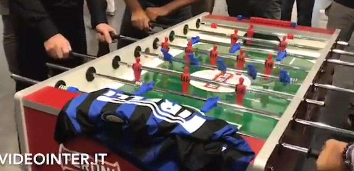 VIDEO - Derby al calcio balilla, Galante veste i panni del bomber