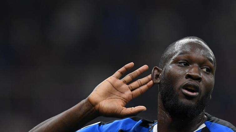 Milan-Inter - Brozovic orchestra, Lukaku punge. Godin è un gigante, Barella gregario