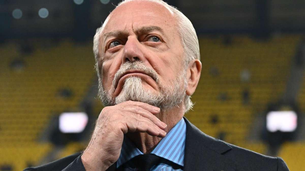 Napoli, De Laurentiis non pensa all'Inter e manda una frecciata all'ex Sarri: "Chi dà le dimissioni è un perdente"