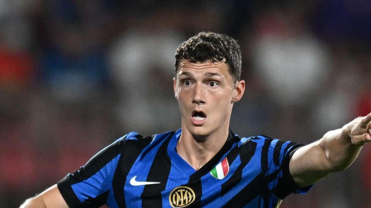 Pavard e Dumfries, danza a ritmo di spalla in panchina: il curioso video-social pubblicato dall'Inter