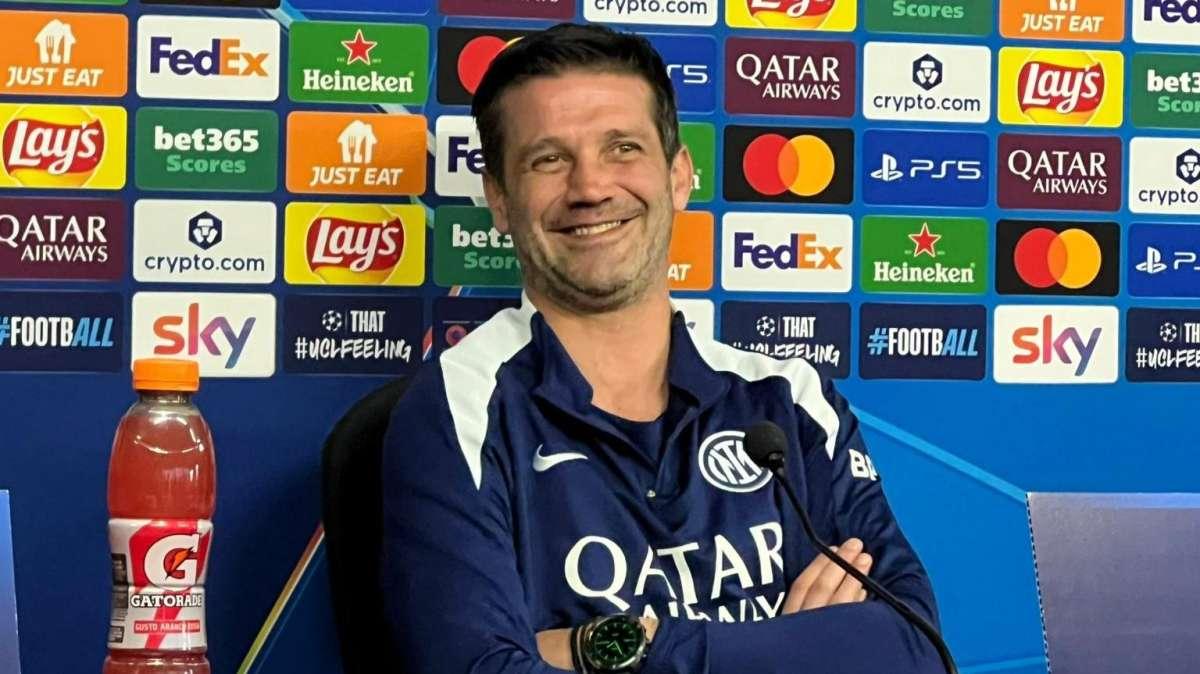 Quel fine dicitore di Cristian Chivu parla in italiano, ma sa ironizzare pure in inglese: un genio!