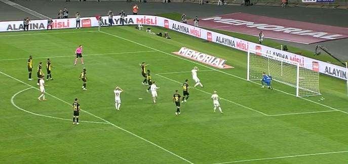 VIDEO - Il Galatasaray imita il rigore a due di Suarez e Messi: clamoroso errore di Icardi a porta vuota