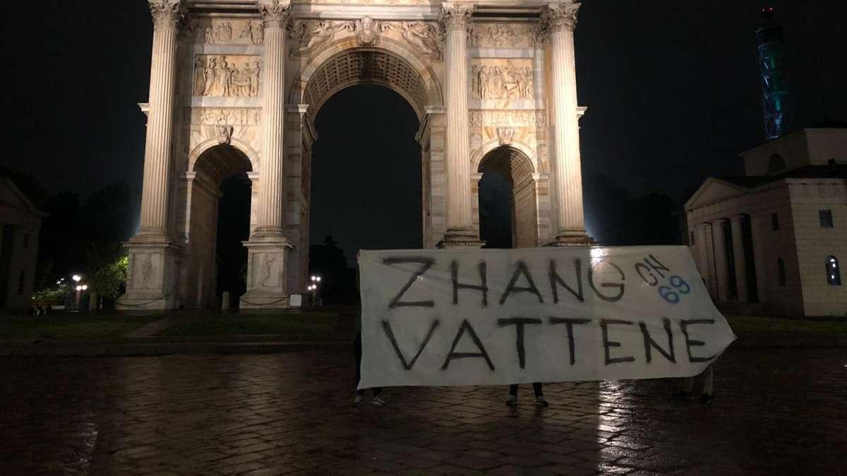 Dai Navigli alla Galleria fino all'Arco della Pace, la Curva Nord attacca: "Zhang vattene" in tutta Milano 
