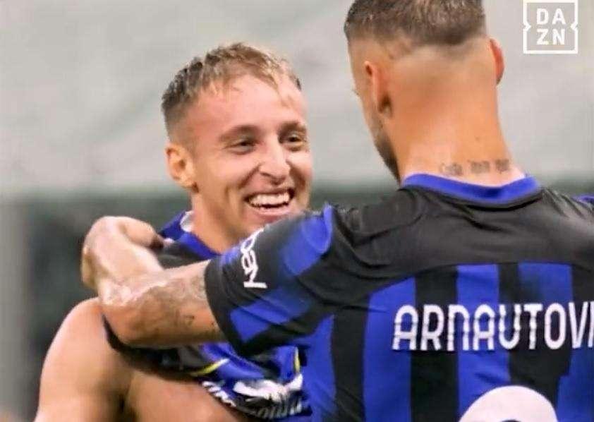 VIDEO - Arnautovic indica lo scudetto e poi riveste Frattesi sotto la pioggia: "Papà!"