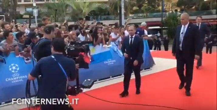VIDEO - Sorteggi Champions, Sneijder arriva al Grimaldi Forum