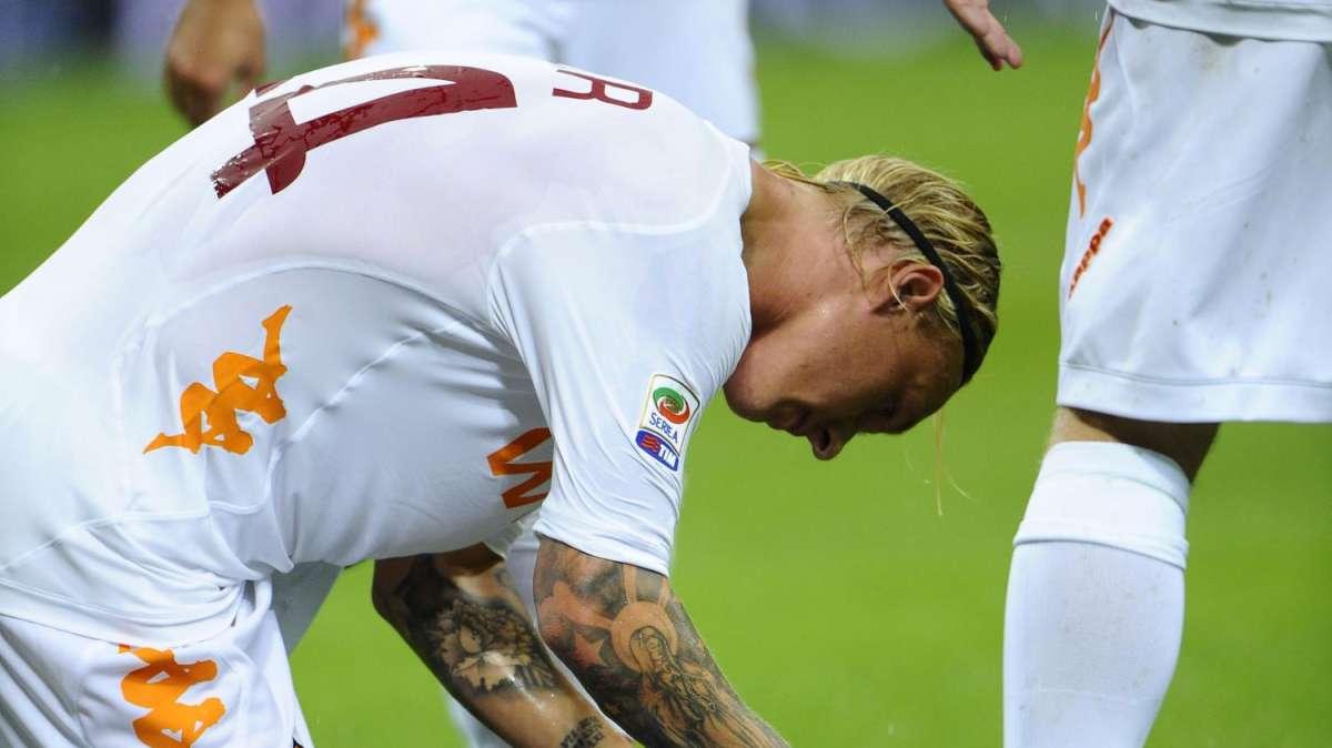 Stekelenburg esanime dopo il colpo subito da Lucio