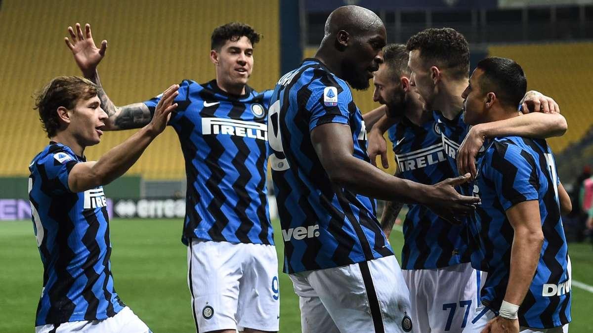 Una doppietta a Parma lancia l'Inter verso l'Atalanta. Conte come Guardiola?