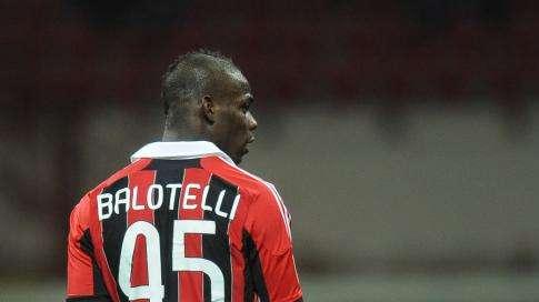 Il derby è vicino: cori della Nord contro Balotelli