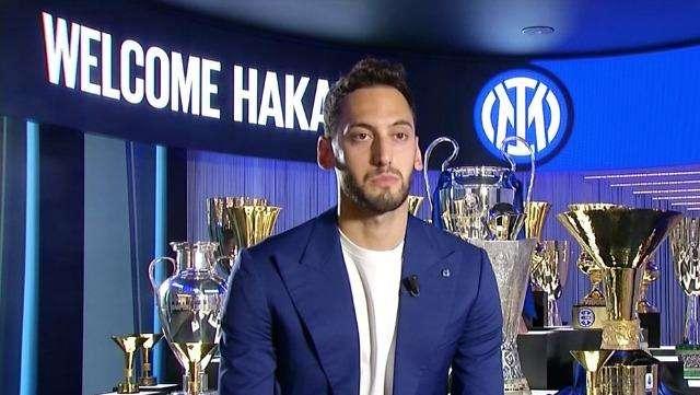 Calhanoglu: "Felice di essere all'Inter, voglio vincere lo scudetto. Ho sentito cose belle da Inzaghi"