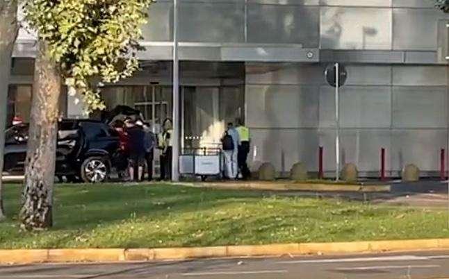 VIDEO - Sanchez è pronto a volare verso la Francia: nessuna parola prima della partenza per Marsiglia