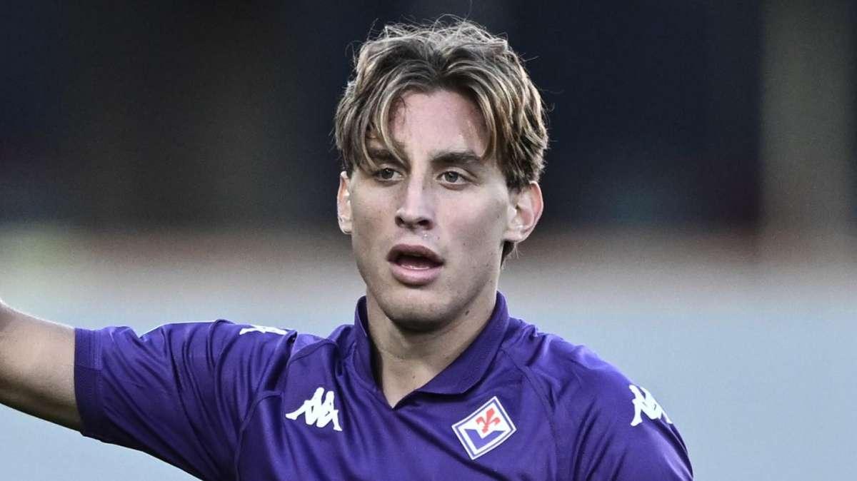 Dopo aver lasciato l'ospedale, Bove corre dai compagni. Il giocatore atteso oggi al Viola Park