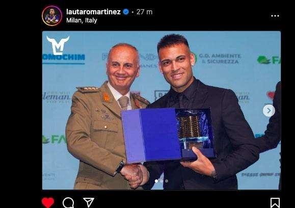 Lautaro posa col 'Premio Gentleman Fair Play' e ringrazia i votanti: "È un grande onore"