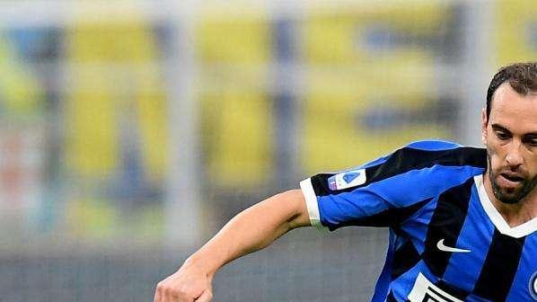 Godin sorridente tra i campetti di Appiano: "Tanta voglia di tornare presto a giocare"