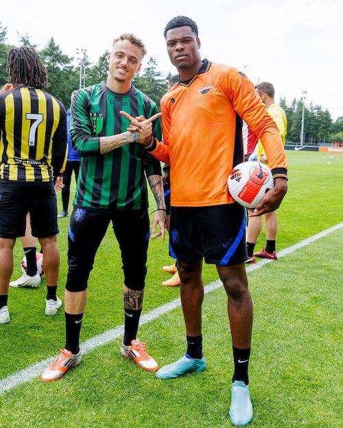 Olanda, giocatori in campo con le maglie del loro primo club. Dumfries: "Fantastico"