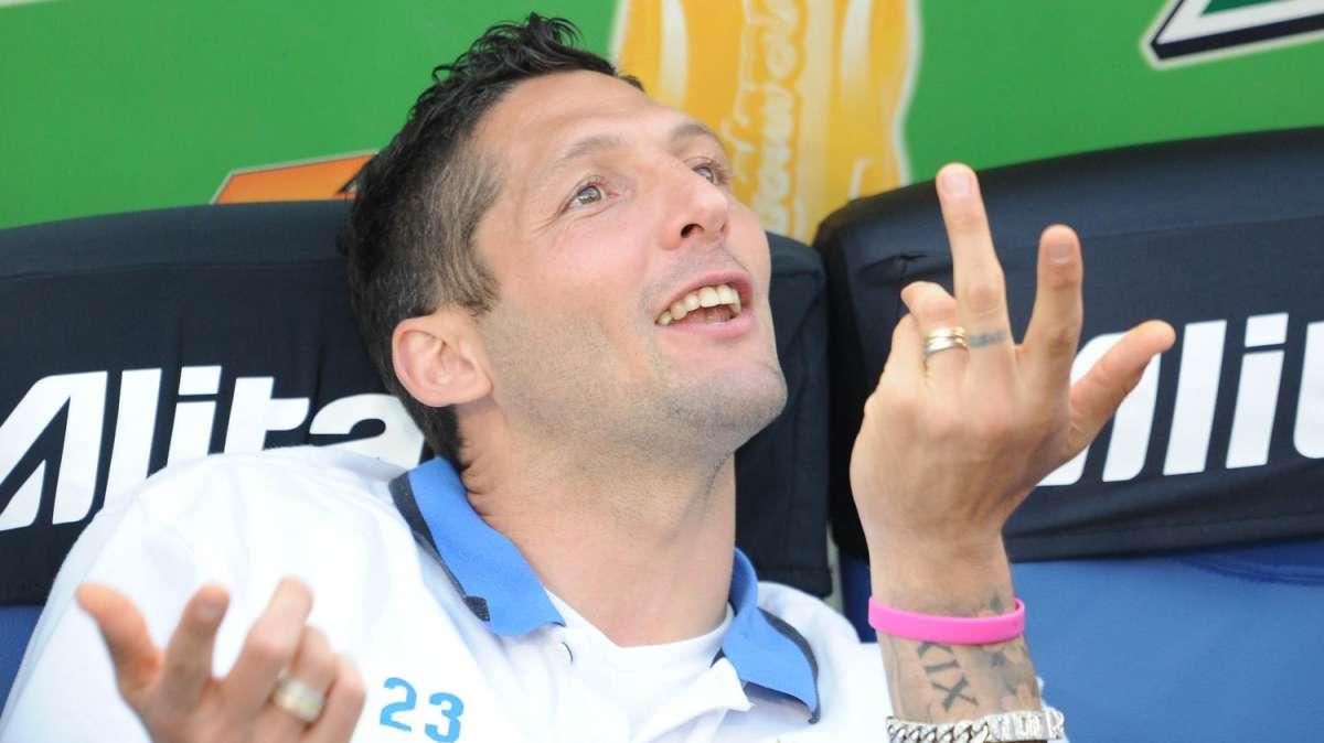 L'abbraccio dei tifosi nerazzurri per Materazzi