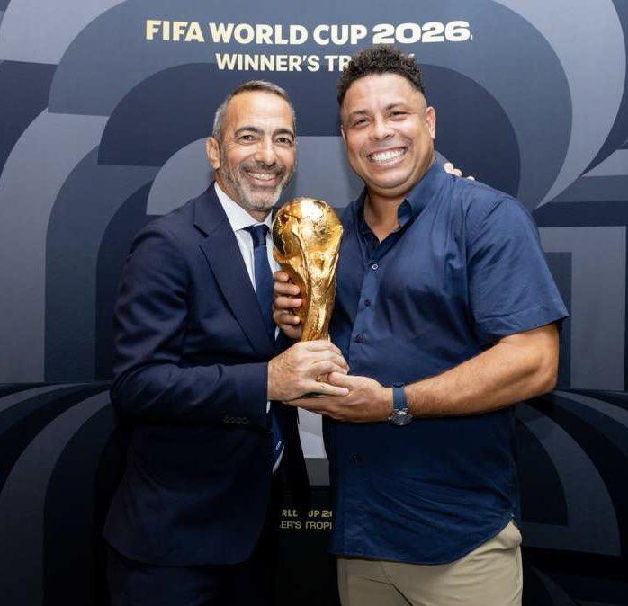 Djorkaeff e Ronaldo insieme con la Coppa del Mondo: "Per l'eternità"