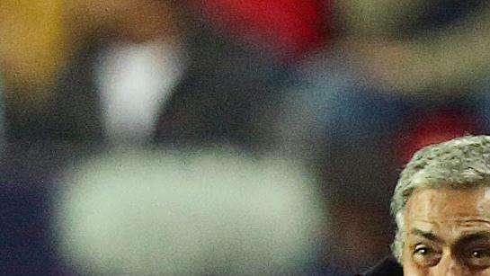 Mou umilia Wenger: valanga Chelsea, ma Eto'o stop