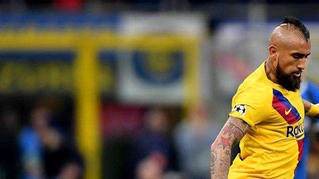 Sky - Vidal-Inter, prove di feeling: a San Siro abbracci con giocatori e membri dello staff
