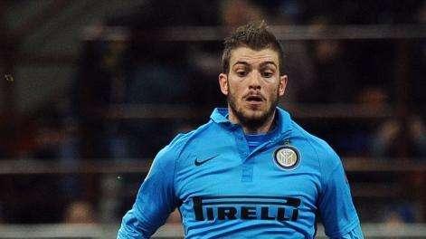 Santon, un motivo per sorridere: da ieri è ufficialmente un giocatore dell'Inter. Scattata la clausola del riscatto