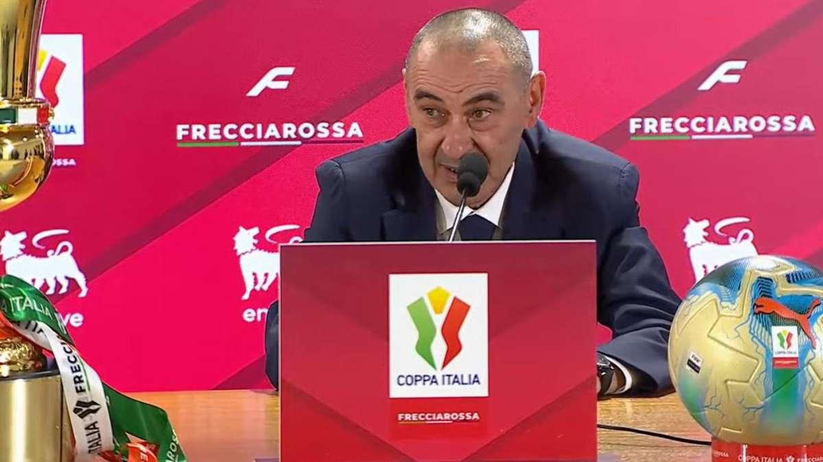 Lazio, Sarri in conferenza: "Bisogna crederci fino alla follia. Chivu? Ottimo approccio, Inter la più forte"