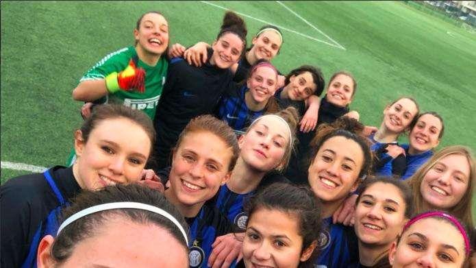 Selfie con Javier Zanetti per Regina Baresi e compagne dopo la cinquina rifilata al Padova