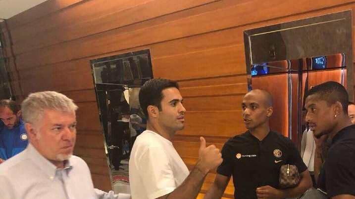 FOTO - Inter, visita speciale: Eder in hotel per salutare gli ex compagni