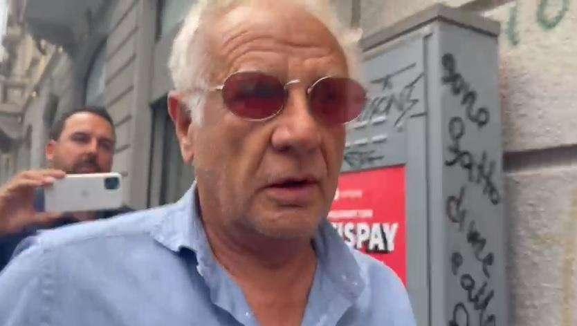 VIDEO - L'agente di Bastoni categorico all'uscita dalla sede: "Rimane all'Inter sicuramente"