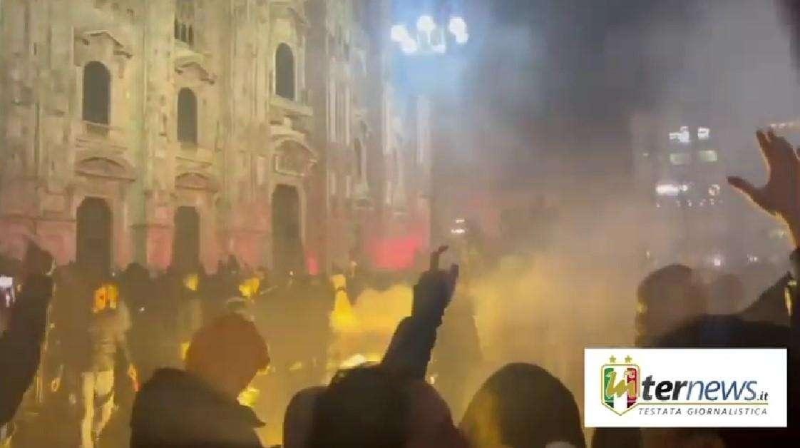 VIDEO - Inter CAMPIONE D'ITALIA: esplode la festa in piazza Duomo per il 20° SCUDETTO