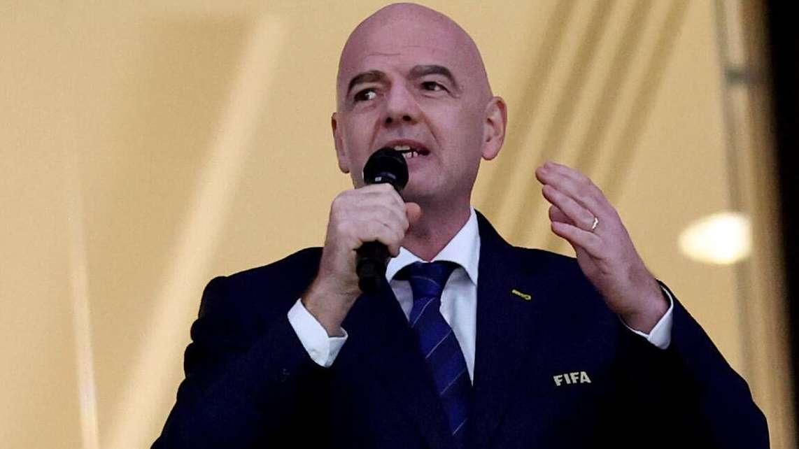 Infantino omaggia Maradona: "Ha fatto piangere tante volte la mia Inter, ma gli vogliamo bene"