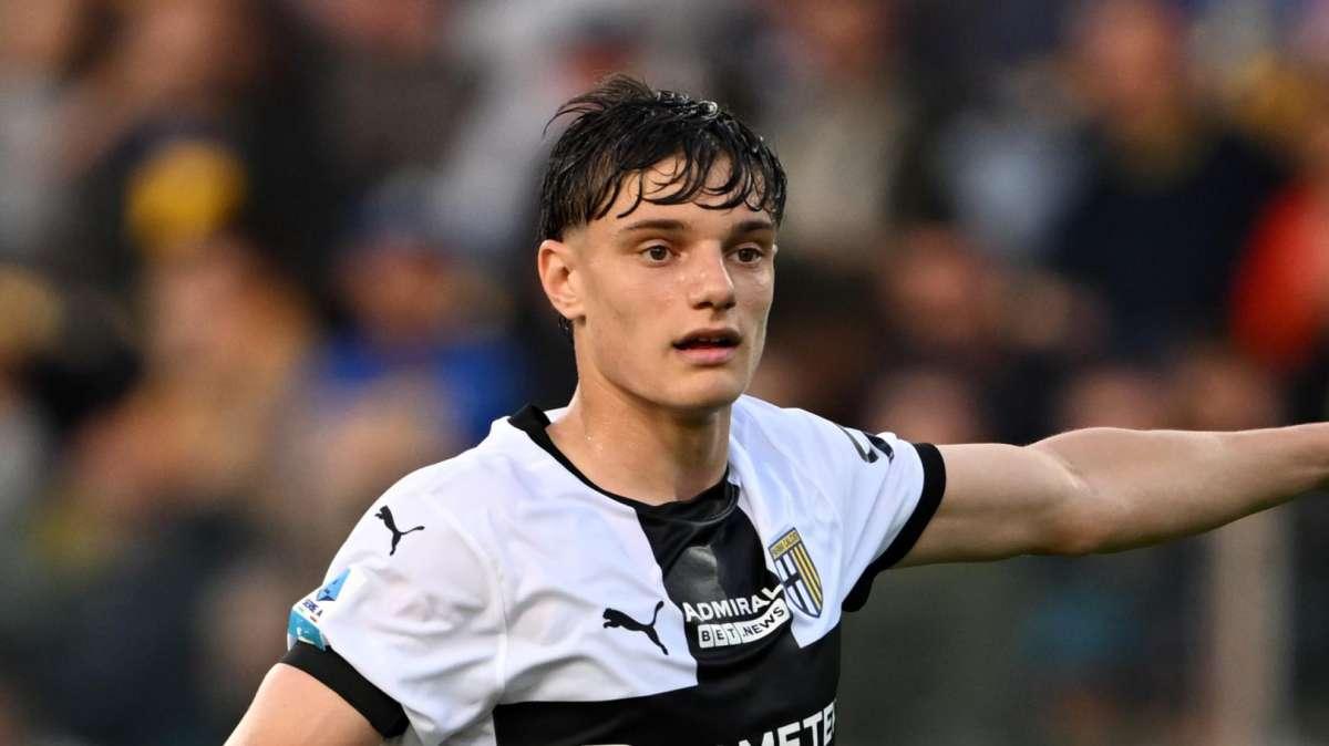 Gazzetta di Parma - Leoni, passo indietro dell'Inter? Il difensore verso la conferma al Parma. E i nerazzurri...