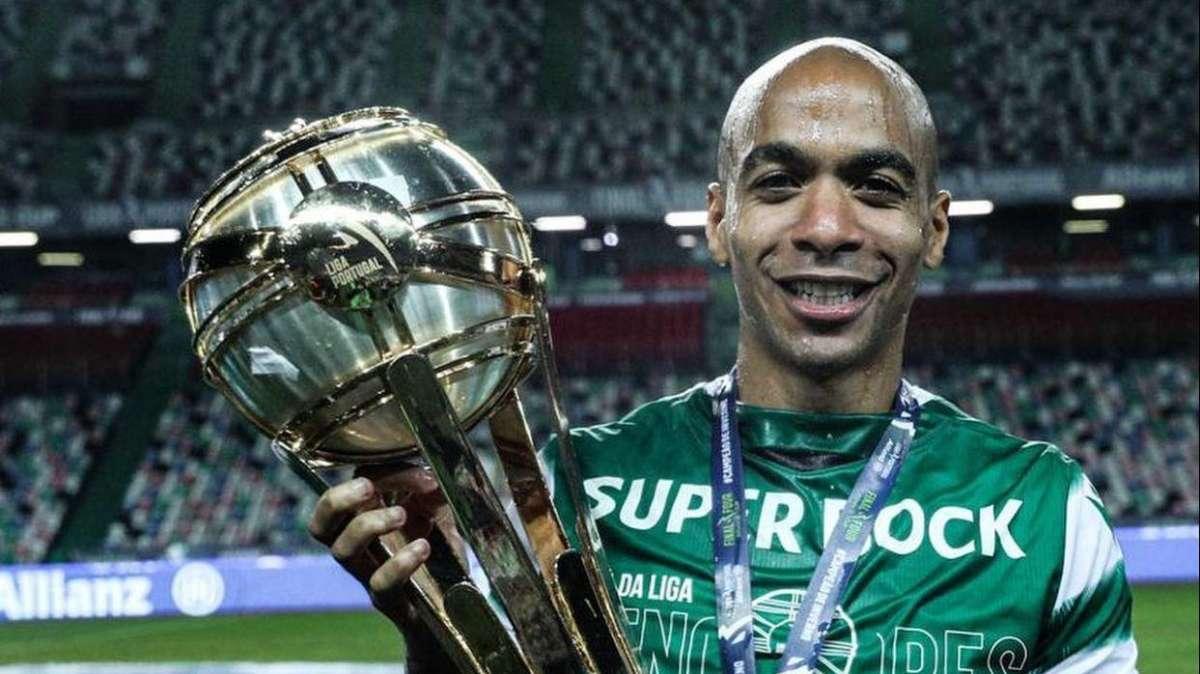Joao Mario solleva la Coppa di Lega portoghese con lo Sporting: "Orgoglioso di far parte di questo gruppo"