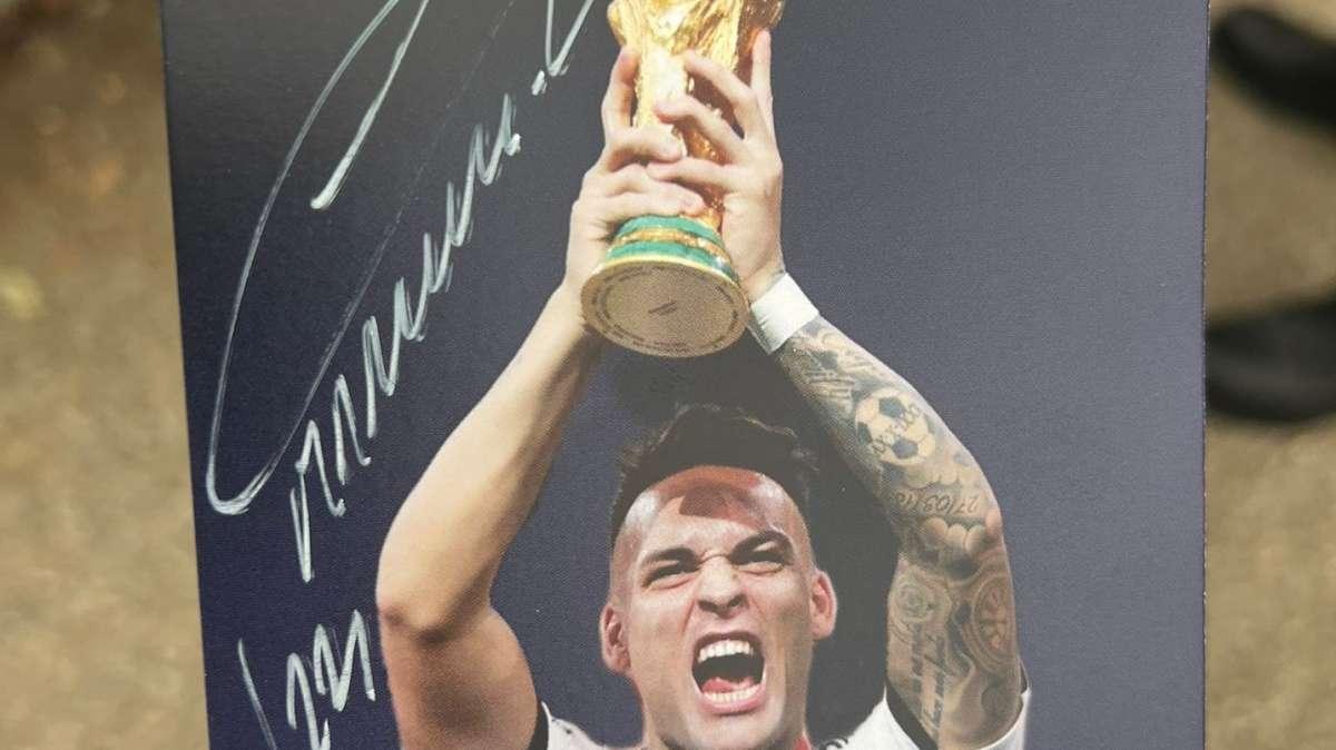 Lautaro, assist ai tifosi: regala foto autografate fuori dai cancelli del Suning Training Centre