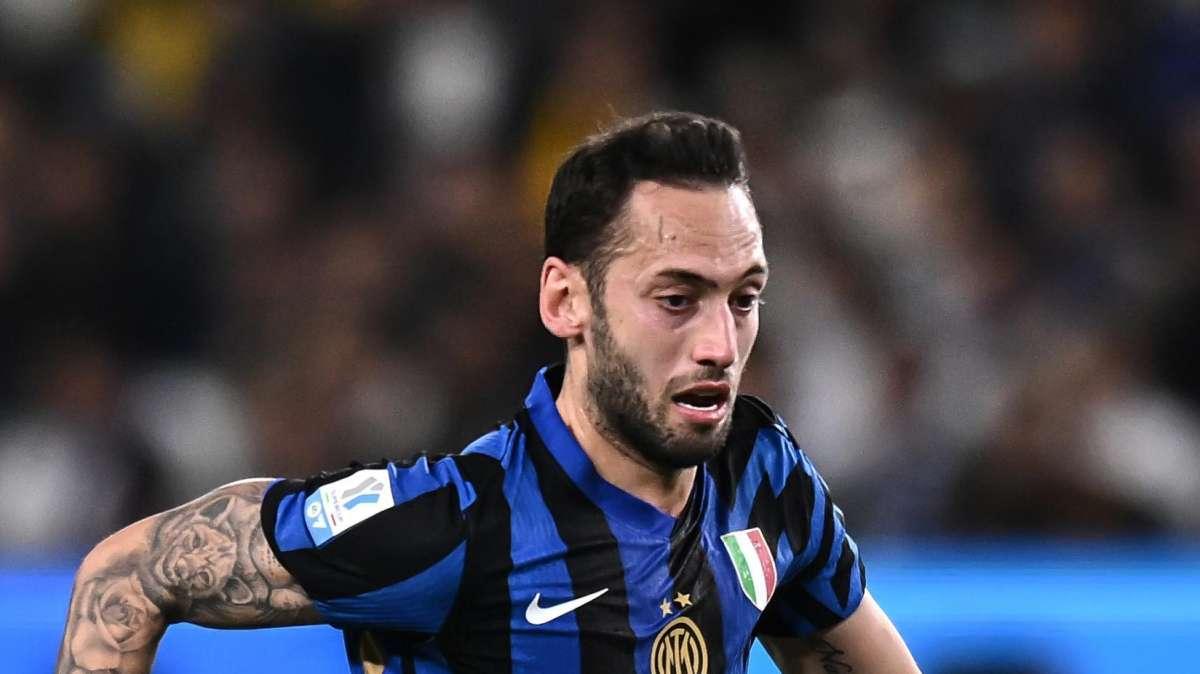 Calhanoglu presente vicino alla squadra: cuori nerazzurri direttamente da San Siro 