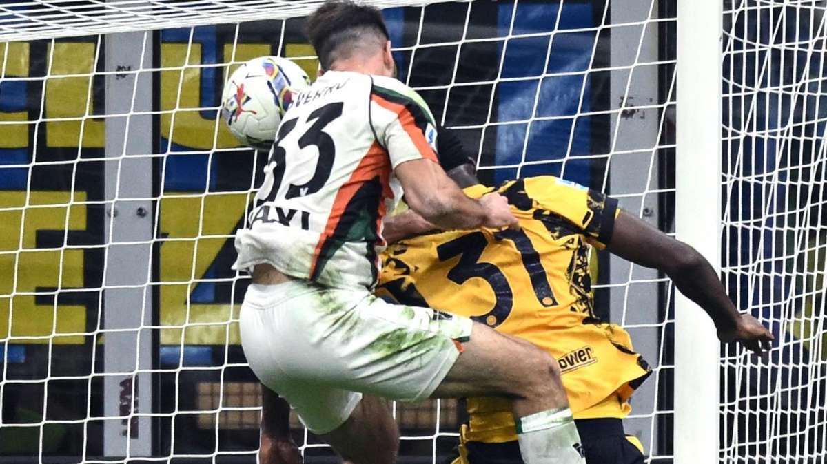 Moviola GdS - Mano di Haps: c'era spinta di Dumfries. Sverko-gol al 97': polso sinistro