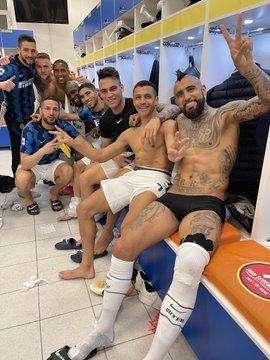 Vidal, foto di gruppo e complimenti all'Inter: "Ottimo trionfo di squadra"