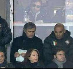 Mourinho in tribuna tra pizzini, sms e 'zittite'