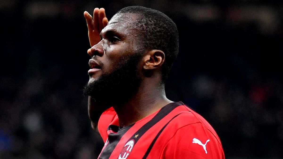 Kessie in panchina contro la Samp. E i tifosi del Milan lo fischiano durante la lettura delle formazioni