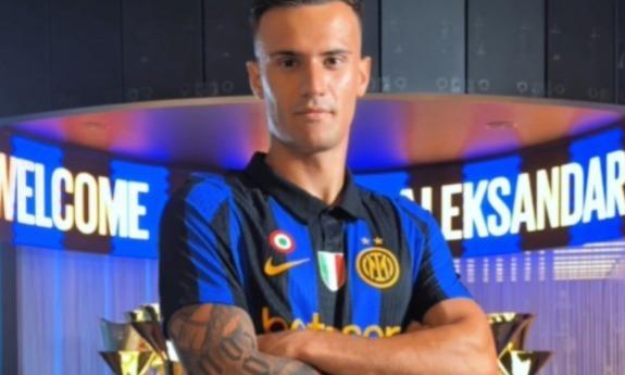 VIDEO - Stankovic nella sala trofei con la maglia dell'Inter: il sogno diventa realtà