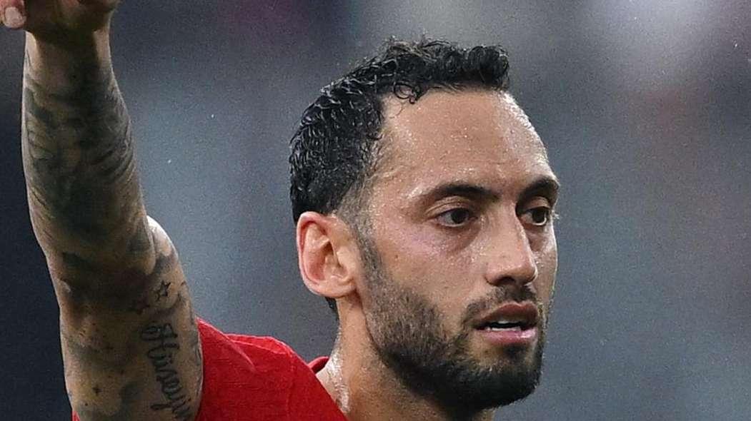 Calhanoglu: "Sto meglio, spero di giocare con l'Islanda. Un onore la candidatura al Pallone d'oro"
