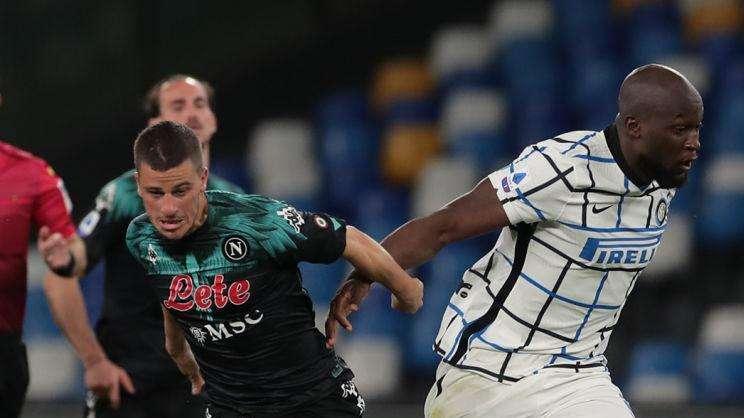 Napoli-Inter - Il Napoli palleggia e frena le ripartenze. Brozo e Lukaku legano il gioco nella reazione nerazzurra