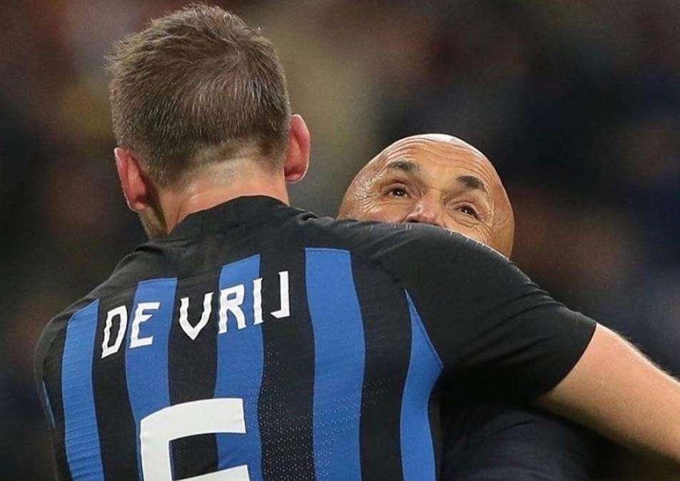 De Vrij abbraccia Spalletti: "Un piacere lavorare con lei, buona fortuna per il futuro"